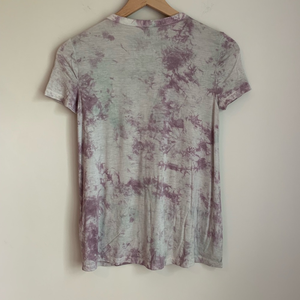 American Eagle Outfitters Lavender Tie-Dye Lace-Up V-Neck Short Sleeve Tee - Picture 6 of 7
